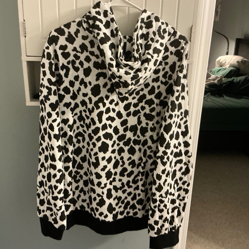 Cute Cow sweatshirt! Black & White! Size 2XL